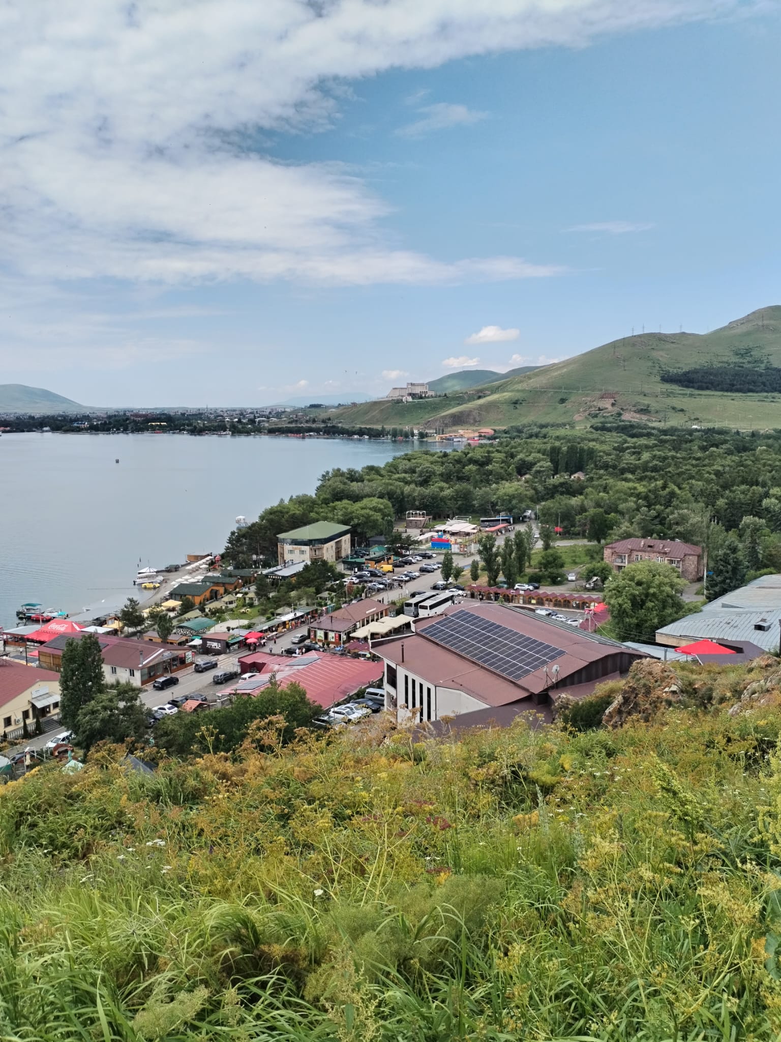 Monastère de Sevanavank dominant le lac Sevan en Arménie