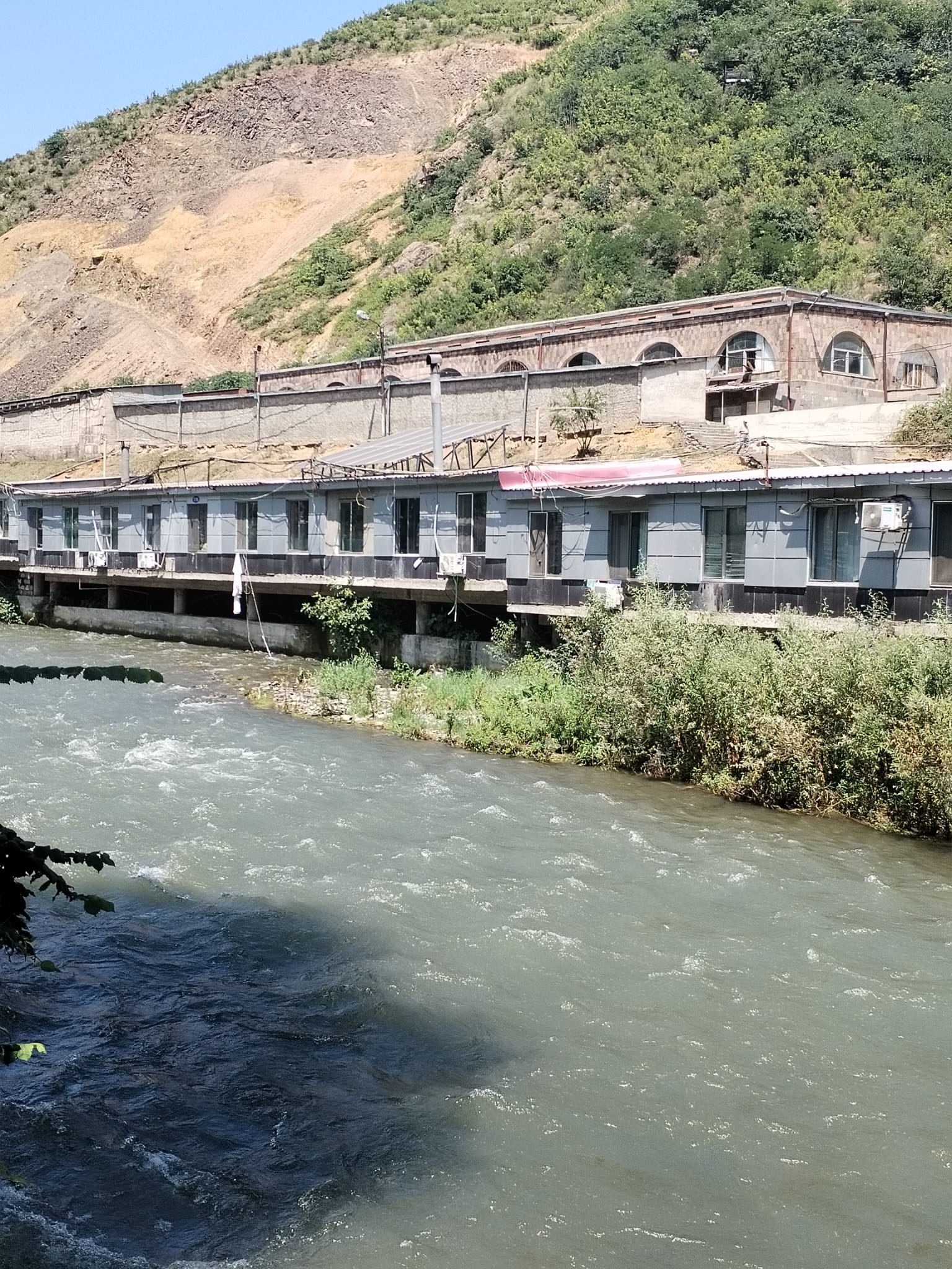 Rivière de montagne traversant la région du Syunik