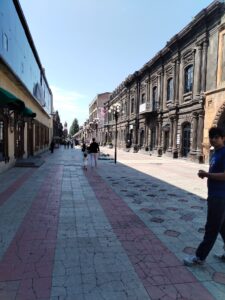 Rue pavée du centre historique de Gyumri avec ses maisons en pierre volcanique