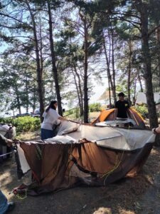 Tentes installées au bord du lac Sevan