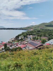Monastère de Sevanavank dominant le lac Sevan en Arménie