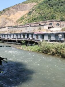Rivière de montagne traversant la région du Syunik