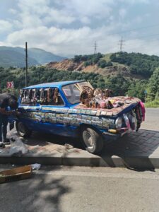 Voiture vendant des souvenirs et figurines aux touristes en Arménie