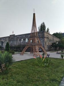 Place centrale de Goris entourée de bâtiments en pierre dans le sud de l'Arménie.